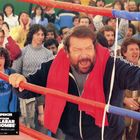 Text: "Bud Spencer Capitaine Malabar 'La Bombe' réalisé par Michele Lupo". Ein Mann im Boxring, umgeben von jubelndem Publikum.