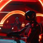 Futuristische Szene mit zwei Menschen in Hochtechnologieanzügen und leuchtenden, roten Lichteffekten in einer dunklen Umgebung.