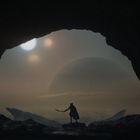 Eine Gestalt mit einem Schwert blickt aus einer Höhle in eine fremde Landschaft mit mehreren Himmelskörpern.