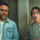 Ein Mann mit Brille und Bart trägt ein Jeanshemd. Neben ihm steht eine Frau mit besorgtem Ausdruck und zusammengebundenem Haar.