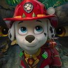 Ein Dalmatiner-Welpe mit Feuerwehrhelm, roten Outfit und großem Emblem steht vor wachsamen gelben Reptilien-Augen.