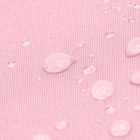 Wassertropfen auf hellrotem, texturiertem Stoff. Die Tropfen sind glänzend und in verschiedenen Größen verteilt.