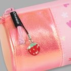 Text "s•maepp" an einem rosa Reißverschluss; rosa-goldenes Etui mit Erdbeeranhänger.