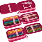 Text: LYRA. Beschreibung: Rote Federtasche mit 3 Fächern; gefüllt mit Buntstiften, Lineal, Radiergummi, Schere und Anspitzer.