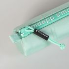 Runder, mintgrüner Stiftetui mit Aufschrift "s'maepp" und einem Reißverschluss.