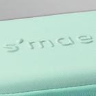 Erhabene Buchstaben „s’well“ auf mintgrünem Stoff, wahrscheinlich ein geprägtes Design.