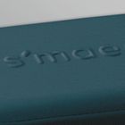 Der Text "S'mae" ist prägnant, geprägt auf einer tiefblauen Stoffoberfläche.