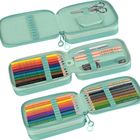 Verschiedene bunte Stifte in einem mehrschichtigen, offenen Federmäppchen. Enthält auch Schere, Lineal und Anspitzer.