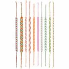 Zehn bunte, geflochtene Freundschaftsarmbänder in unterschiedlichen Mustern, vertikal nebeneinander.