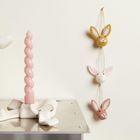 Text fehlt. Dekoration mit Kaninchenköpfen, Vasen und tulpenähnlichen Blumen, rosa gedrehte Kerze auf geschwungenem Halter.