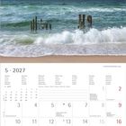 Kalenderseite Mai 2027; darüber ein Strandbild mit Wellen und Holzpfählen im Wasser, blauer Himmel mit Wolken.