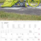 5 · 2027. Ein hellgrünes Motorrad auf einem Feldweg vor einer Berglandschaft. Darunter ein Monatskalender.