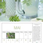 **Text:** MAI, EIN MEISTER STEHT IM WALDE, 1 Maifeiertag, 6 Christi Himmelfahrt, 16 Pfingstsonntag, 17 Pfingstmontag, 27 Fronleichnam.  
Karaffe mit Waldmeisterlimonade neben dekorierter Flasche.