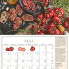 Kalenderseite für Mai mit Tomatenillustrationen. Oben: Tomatengerichte, Ölflasche, Kräuter und Brot. Text über Tomatenarten.