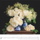 05 Mai Kalenderblatt mit cremefarbenen Rosen und Holunderblüten in blauen Vasen vor schwarzem Hintergrund.