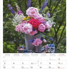 Mai 2027 Kalender. Montag bis Sonntag, Feiertage markiert. Blumenstrauß in Eimer und kleiner Vase in der Mitte.