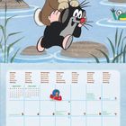 Kalender Mai 2027. Illustration: Ein Maulwurf wird fröhlich von einem Hasen umarmt, umgeben von grünem Ufer und Wasser.