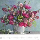 05 Mai. Ein silberner Topf mit buntem Blumenstrauß vor einem blauen Hintergrund.