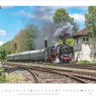 Kalenderseite für März 2027, darunter eine Dampflok auf Gleisen neben einem Gebäude mit der Aufschrift "B2".