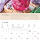 „Snack-Lauch“: Das Auge isst mit. Mai 2027 Kalender. Glas mit lila Blüten im Vordergrund. Lilafarbene Blumen im Hintergrund.