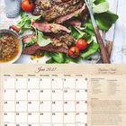 Juni 2027 Kalender, Rezept für Barbecue-Steak mit Senf-Kräuter-Vinaigrette, Zutaten und Zubereitung, Bild mit Fleisch und Tomaten.