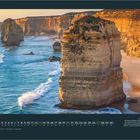 JUNI-Kalender mit Küstenlandschaft. Hohe Felsformationen und blaues Meer entlang einer goldfarbenen Steilküste.