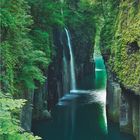 Mai-Kalenderblatt, zeigt eine beeindruckende Schlucht mit Wasserfall und grüner Vegetation, GEO-Logo unten links.