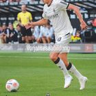 Text: "Vorjahresabbildung", Florian Neuhaus *16.03.1997. Fußballspieler im weißen Trikot im Spiel auf dem Rasen. Kalender unten.