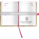 Text: "Vorjahresabbildung" und "Die Seele sollte immer halb geöffnet sein, bereit für das Unbekannte." Illustration: Pflanzenmotiv.