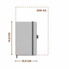 DIN A5, 14,8 CM hoch, 10,5 CM breit. Ein graues Notizbuch mit Gummiband, Größenverhältnisse gezeigt.