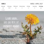 Kalender, KW13, MÄRZ-APRIL 2027, Sonntag 4. Text: "Glaube daran, dass das Beste oft unerwartet kommt." Löwenzahn im Asphalt.