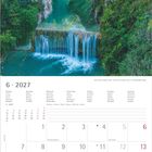 Juni 2027 Kalender, mehrsprachig. Foto: Alte Steinbrücke über Wasserfall, umgeben von üppigem grünem Wald.