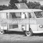 Vorjahresabbildung. Unten links: Kalenderdaten 05 2026. Ein klassischer VW-Bus steht auf einer Wiese, Türen offen.