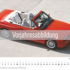 Text „Vorjahresabbildung“ über einem roten Cabrio, darunter Kalender für Mai.