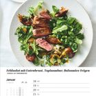 "Feldsalat mit Entenbrust, Topinambur, Balsamico-Feigen. Januar 2027 Kalender. Gericht mit Salat, Entenbrust und Gemüse."