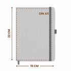 Text: "DIN A5", "22 CM", "16 CM". Darstellung eines grauen Notizbuchs mit Gummiband, im Querformat gezeigt.