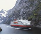 08 2027. Kalender mit einem Kreuzfahrtschiff in einem engen, felsigen Fjord, umgeben von schneebedeckten Bergen.
