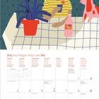 Mai-Kalenderblatt in mehreren Sprachen. Illustration einer Person mit Getränk unter einem Schirm neben einem Hund.