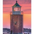 03 unten; März-Kalender mit Leuchtturm; klarer Himmel in Pastelltönen bei Sonnenuntergang, grasbewachsene Dünen.