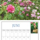 Text: "JUNI". Kalenderübersicht. Üppiger Garten mit rosa und lila Blüten. Skulptur oben rechts, Blüte unten rechts.