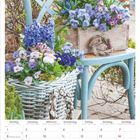 Monat: März 2027. Tage und Daten in Tabellenform. Dekorative Frühlingsblumen in Körben und Kisten auf einem Stuhl.