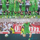 Vorjahresabbildung. Fußballteam in grünen Trikots beim Jubeln. Unten ein Spieler im grünen Trikot beim Spiel.