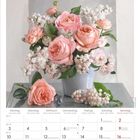 Mai 2027 Kalenderblatt, Rosengesteck in Vase mit rosa und weißen Blumen über Datumstabelle.