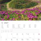 6 · 2027. Montag, Dienstag bis Sonntag. Kalender mit lila Blüten, Pfad zum Meer und Felsen.