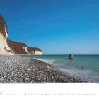 „Kreidefelsen, Nationalpark Jasmund, Insel Rügen, Mecklenburg-Vorpommern.“ Kieselstrand, blaue See, steile Klippen.