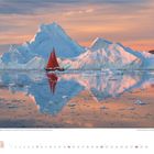 Rotes Segelboot umgeben von Eisbergen in der Diskobucht, Grönland. November 2027 Kalender mit großem Eisberg und Spiegelung.