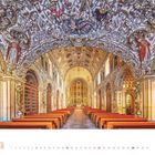 März 2021 Kalender, Innenansicht einer prachtvollen Kirche mit reich verziertem Gewölbe und hölzernen Kirchenbänken.