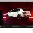 2027.10, Golf GTI Clubsport, vier Reifen, weißes Auto mit roten Akzenten in rotem Raum, VW-Logo.