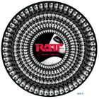 „RATT“ in roten Buchstaben und „Dancing Undercover“ in roter Schrift in der Mitte eines schwarz-weißen, hypnotischen Musters.
