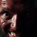 Ein Mann mit verschmiertem Gesichtsausdruck. Sein Blick ist intensiv und erschrocken, der Mund leicht geöffnet.